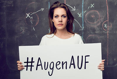 Felicitas Woll holding a sign that says “#AugenAUF“ (eyes open) (Photo)