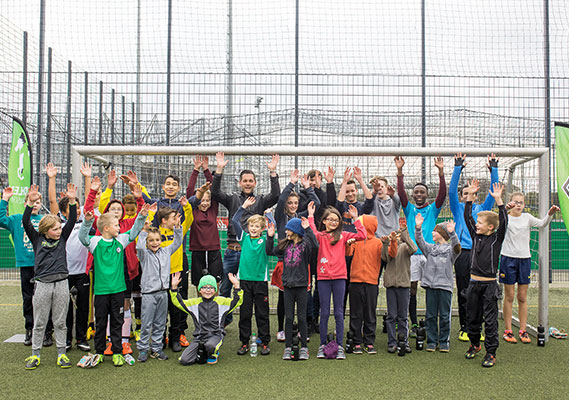 SAT.1 host Matthias Killing (center) with soccer-mad girls and boys from the SOS Children’s Villages in the Lower Rhine and Sauerland regions (Photo)